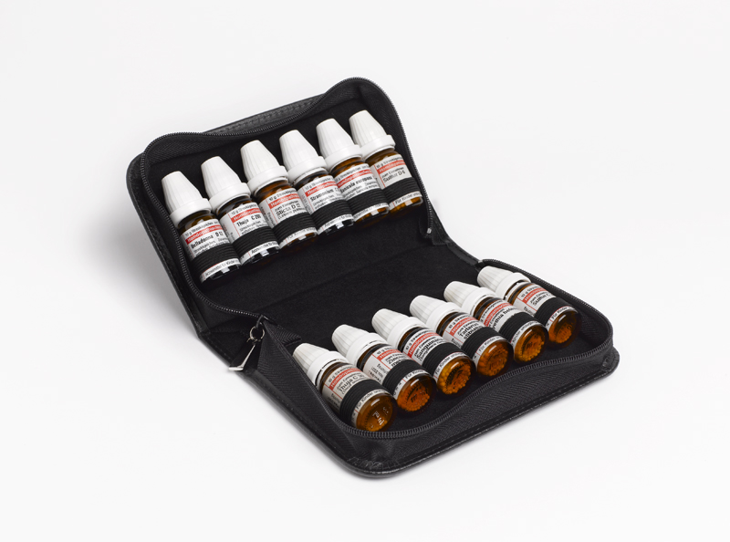 13_DHU_12er_schw_offen-1 Taschenapotheke für 12 DHU Gläser offen
